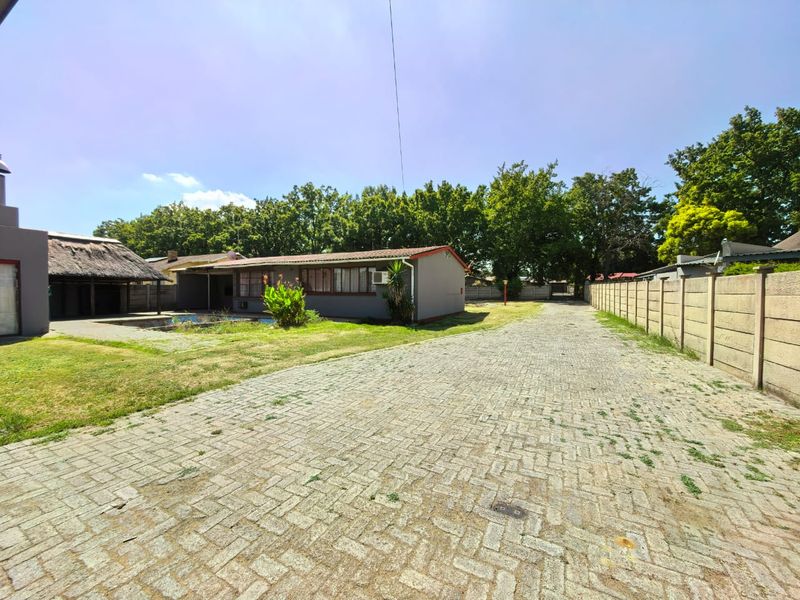 This property is ideal for an investment as it is walking distance to Sasolburg CBD and the college. - Photo 2