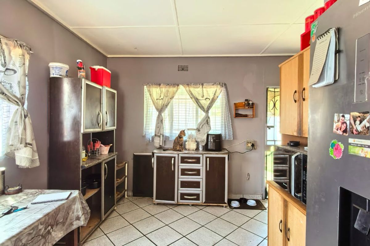 This property is ideal for an investment as it is walking distance to Sasolburg CBD and the college. - Photo 5
