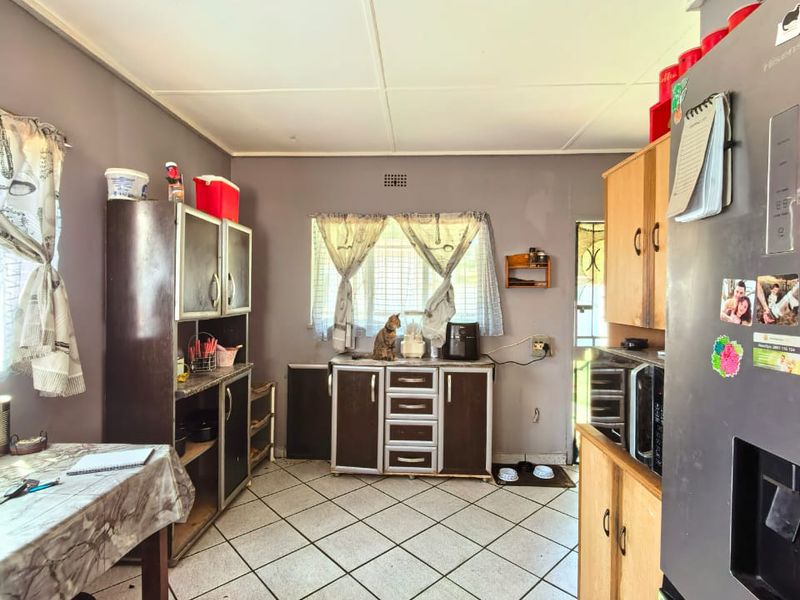 This property is ideal for an investment as it is walking distance to Sasolburg CBD and the college. - Photo 5