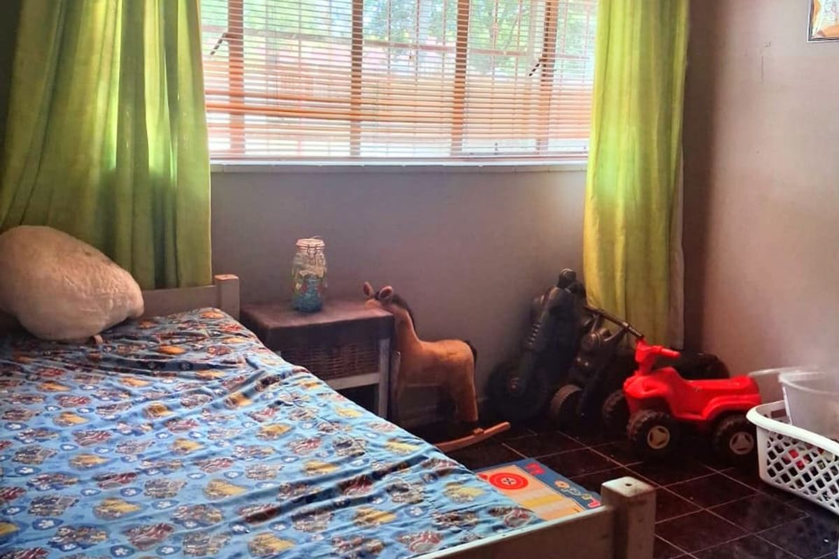 This property is ideal for an investment as it is walking distance to Sasolburg CBD and the college. - Photo 4