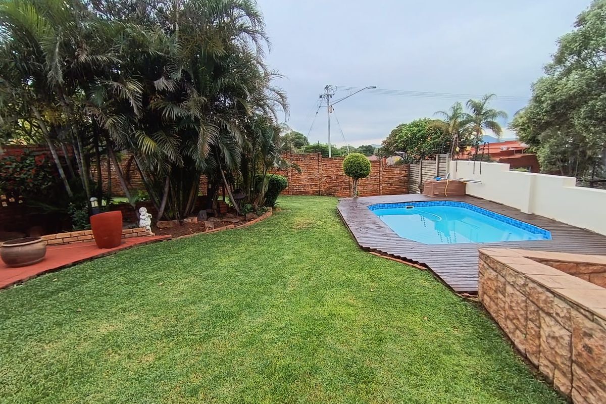 Immaculate 5 Bedroom House Wonderboom - Photo 2