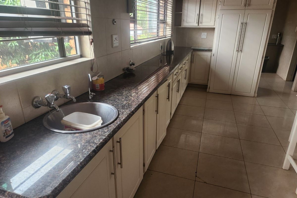 Immaculate 5 Bedroom House Wonderboom - Photo 4