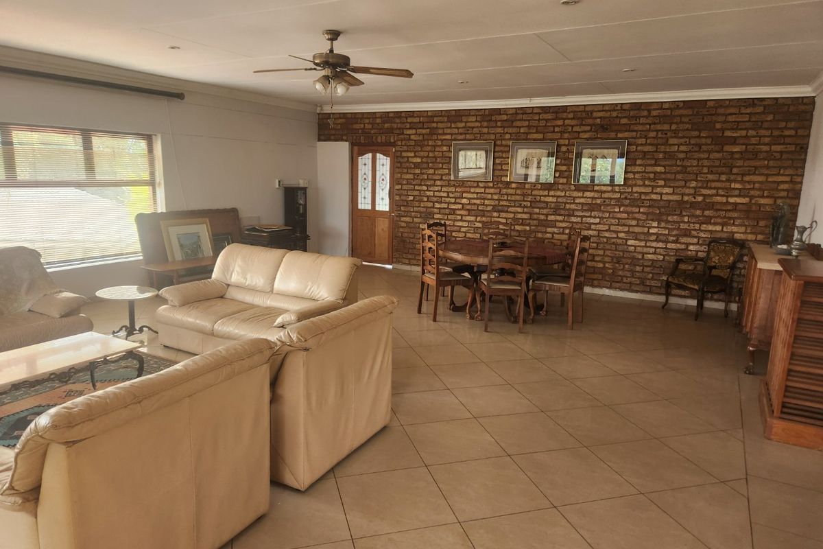 Immaculate 5 Bedroom House Wonderboom - Photo 5