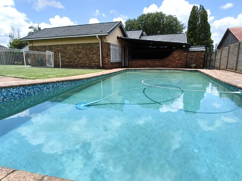 Beautiful and very big family home available! - Photo 1