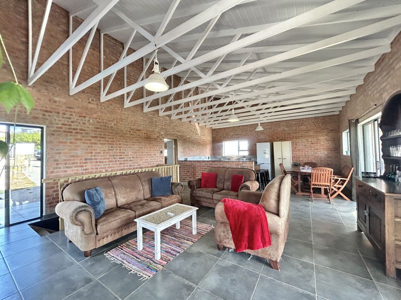 Stunning Double-Storey Home in Paradise Beach - Photo 4