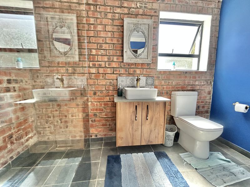 Stunning Double-Storey Home in Paradise Beach - Photo 9