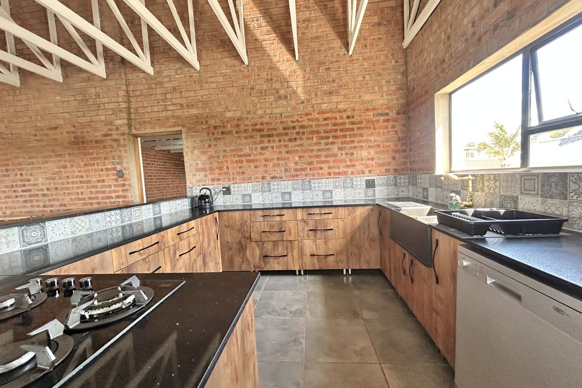 Stunning Double-Storey Home in Paradise Beach - Photo 2