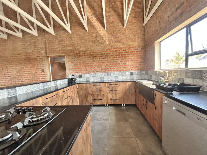 Stunning Double-Storey Home in Paradise Beach - Photo 2