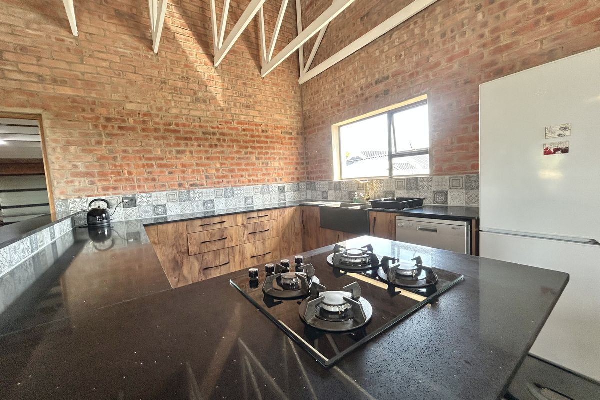 Stunning Double-Storey Home in Paradise Beach - Photo 3