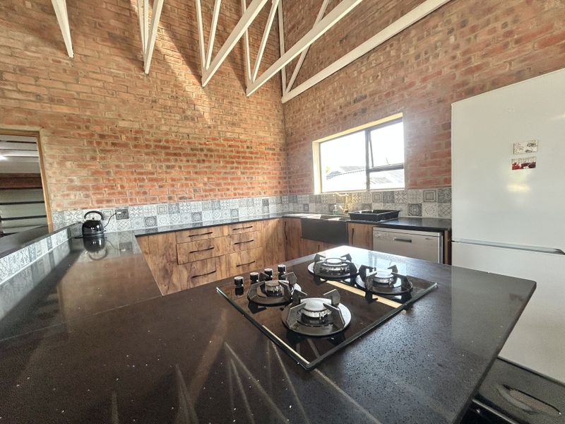 Stunning Double-Storey Home in Paradise Beach - Photo 3