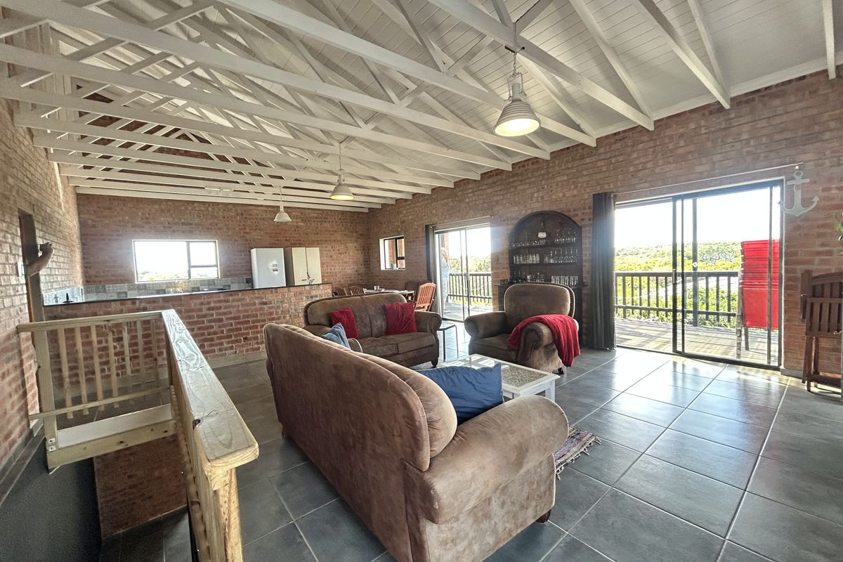 Stunning Double-Storey Home in Paradise Beach - Photo 5