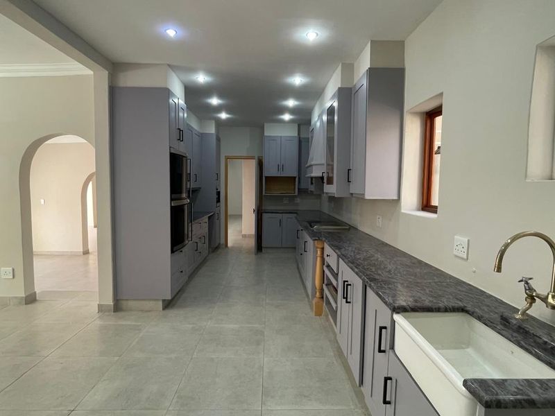 Luxury 5-Bedroom Mansion – Style & Elegance for Rent - Photo 9