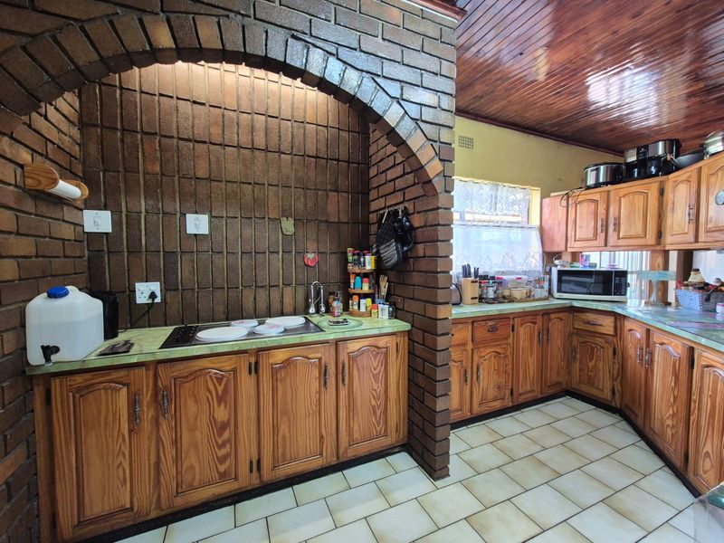 !Exquisite Spacious Property! - Photo 8