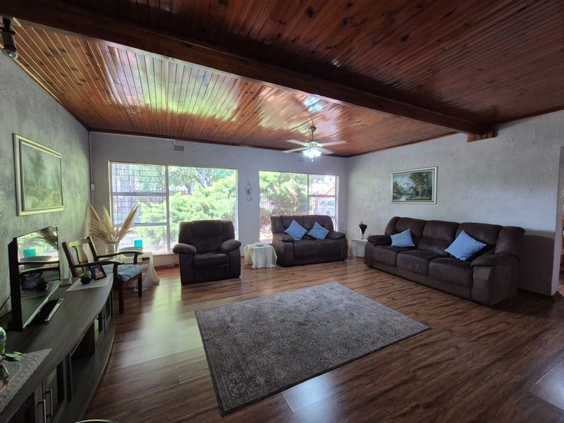 !Exquisite Spacious Property! - Photo 5