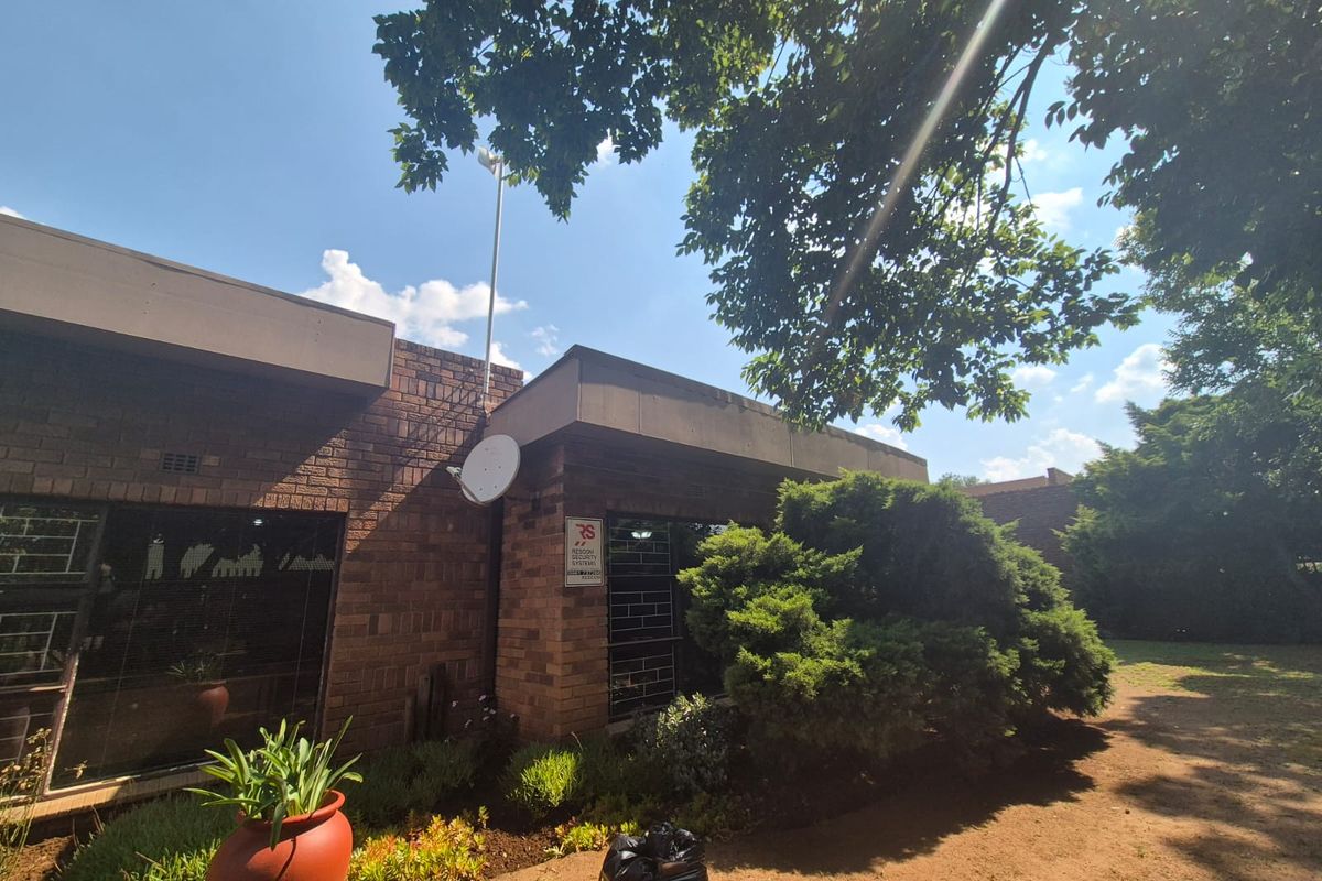 !Exquisite Spacious Property! - Photo 2