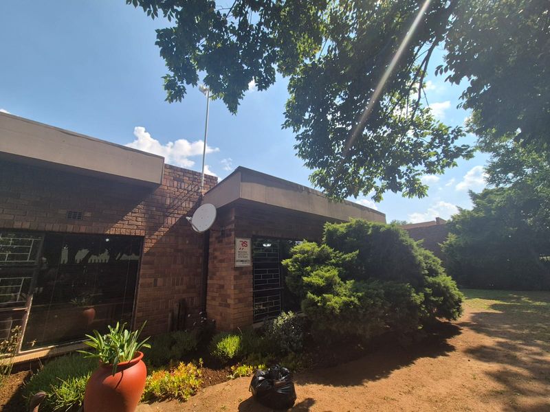 !Exquisite Spacious Property! - Photo 2