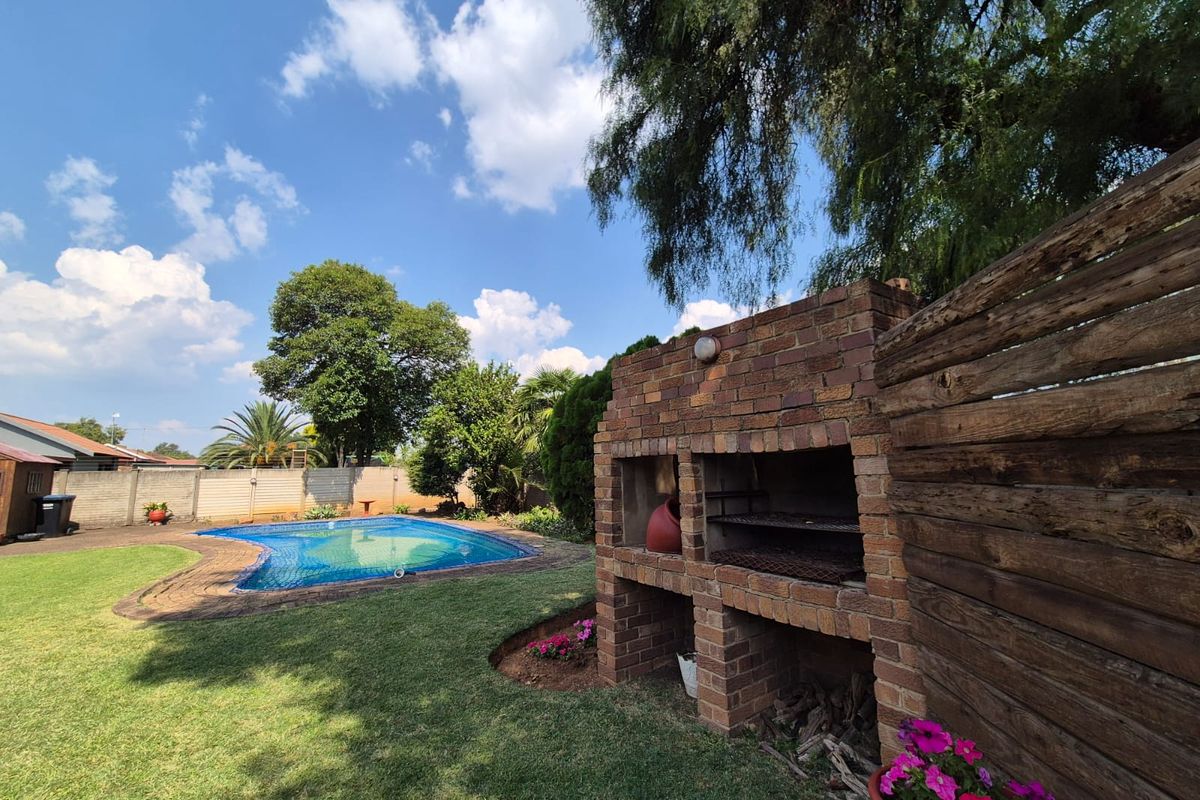 !Exquisite Spacious Property! - Photo 3