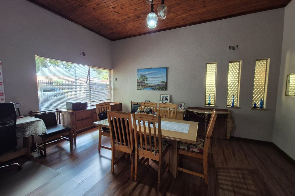 !Exquisite Spacious Property! - Photo 4