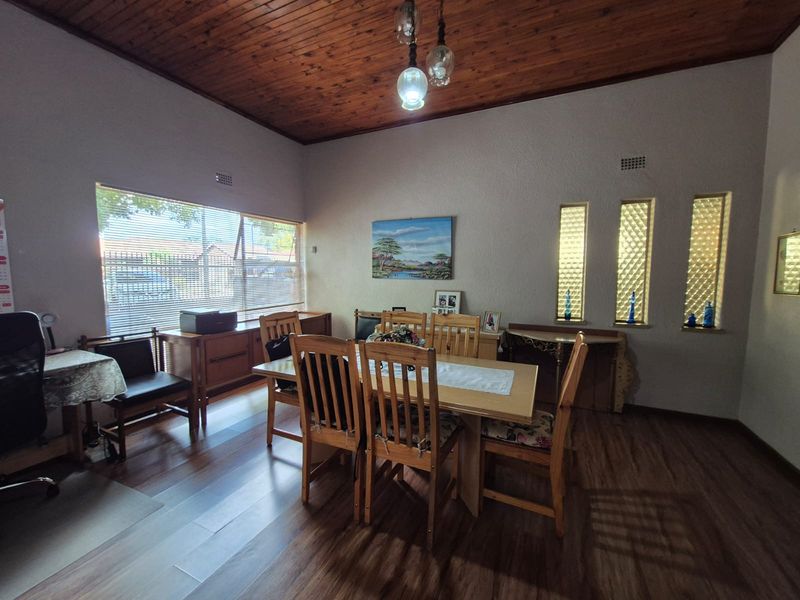 !Exquisite Spacious Property! - Photo 4