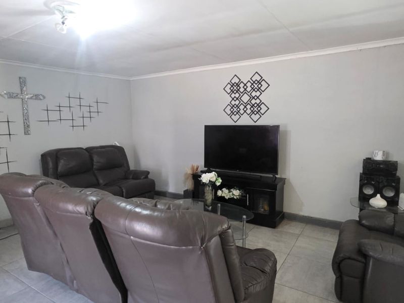 Power-Secure 3 Bedroom Home with Flatlet Potential, Extensive Parking & Pool - Photo 7