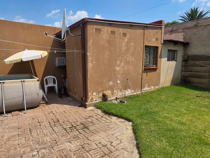 Power-Secure 3 Bedroom Home with Flatlet Potential, Extensive Parking & Pool - Photo 4