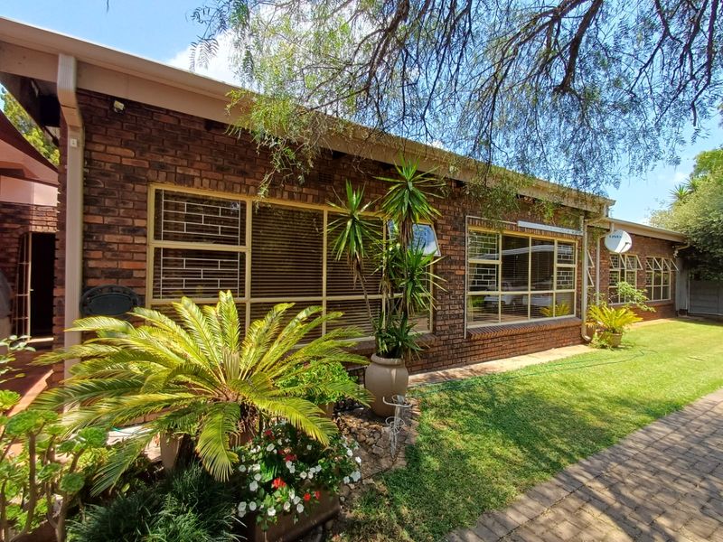 Flora Gardens Family Home And a Beautifully Designed Flat. - Photo 9