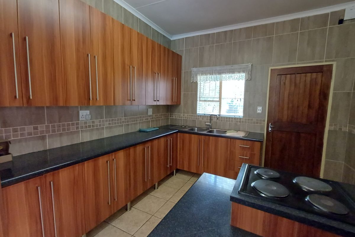 Flora Gardens Family Home And a Beautifully Designed Flat. - Photo 2