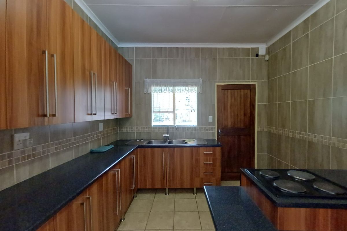 Flora Gardens Family Home And a Beautifully Designed Flat. - Photo 3