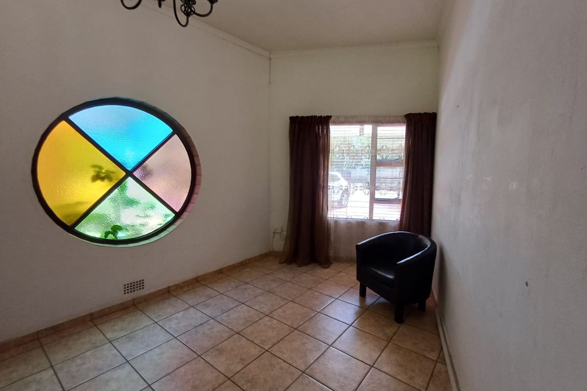 Flora Gardens Family Home And a Beautifully Designed Flat. - Photo 4