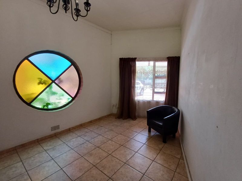 Flora Gardens Family Home And a Beautifully Designed Flat. - Photo 4