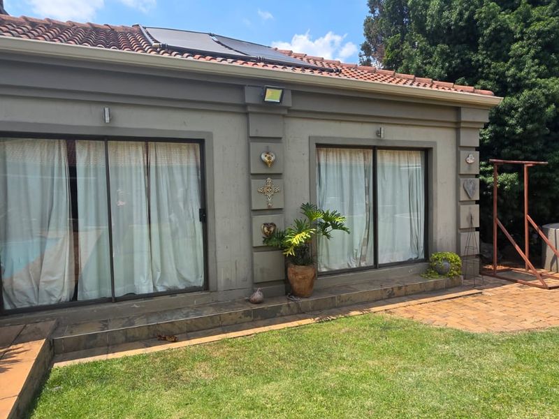 Exceptional Luxury Family Home in a Prestigious Area. - Photo 2