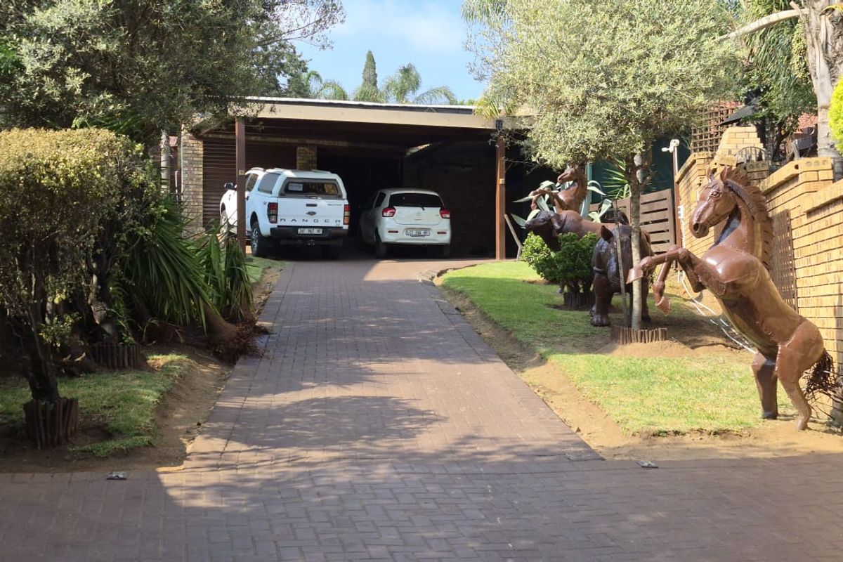 Massive family home with 2 flatlets in die heuwel proper. - Photo 4