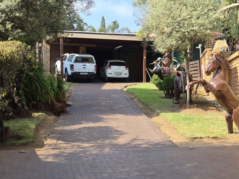 Massive family home with 2 flatlets in die heuwel proper. - Photo 4