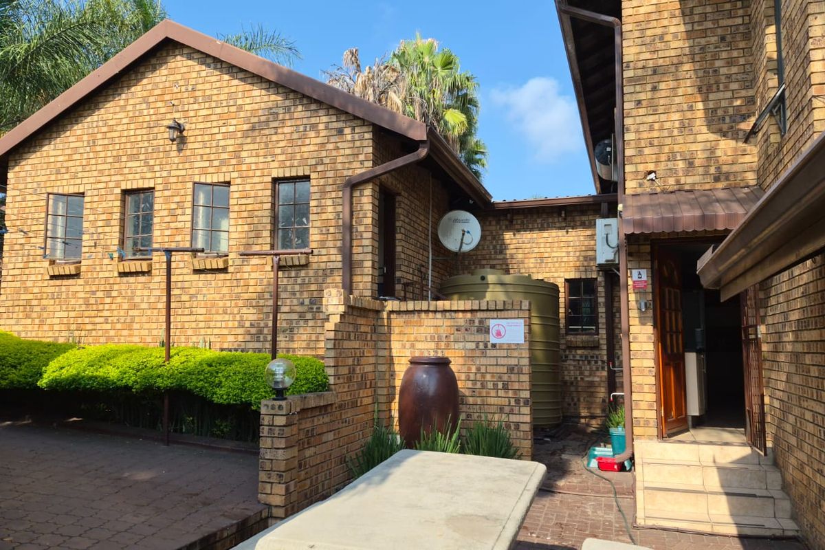 Massive family home with 2 flatlets in die heuwel proper. - Photo 2