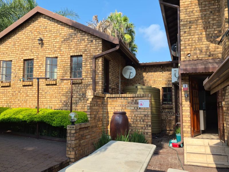 Massive family home with 2 flatlets in die heuwel proper. - Photo 2