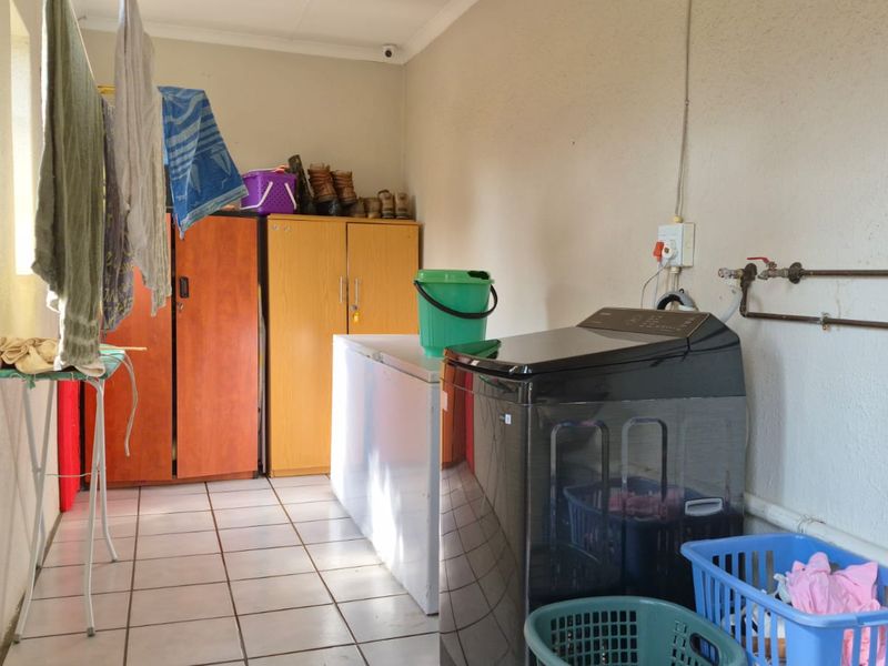 Massive family home with 2 flatlets in die heuwel proper. - Photo 10