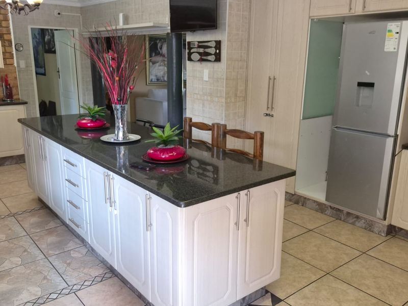 Massive family home with 2 flatlets in die heuwel proper. - Photo 9