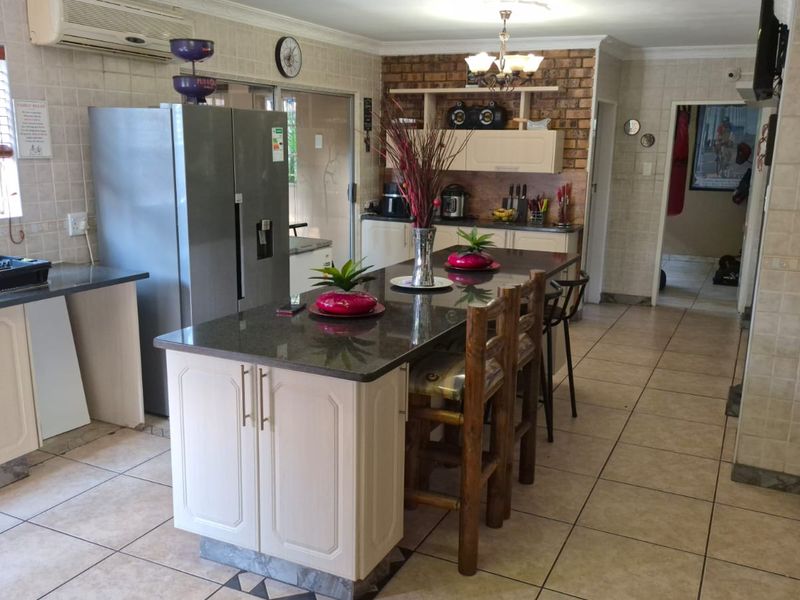Massive family home with 2 flatlets in die heuwel proper. - Photo 7