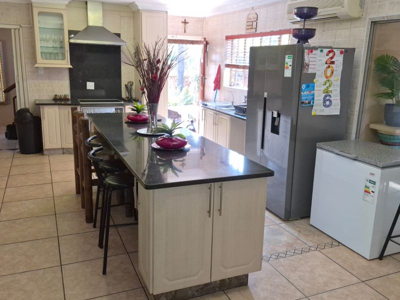 Massive family home with 2 flatlets in die heuwel proper. - Photo 8