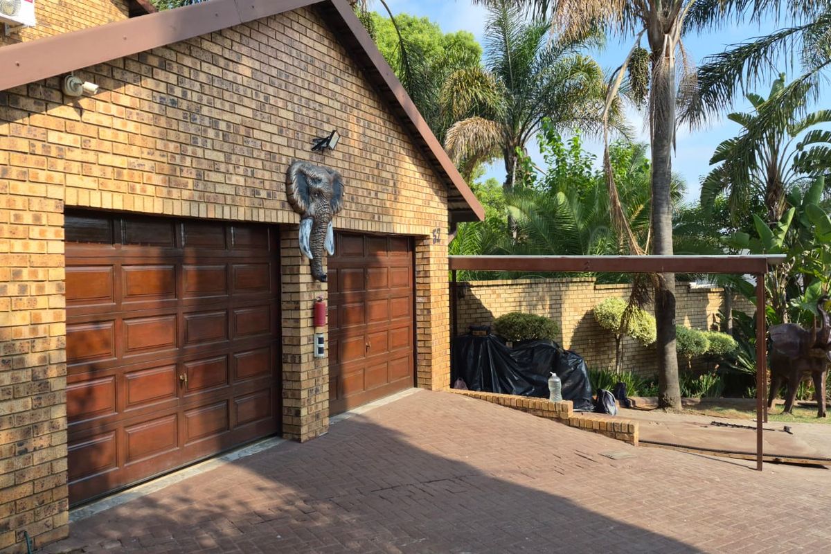 Massive family home with 2 flatlets in die heuwel proper. - Photo 3