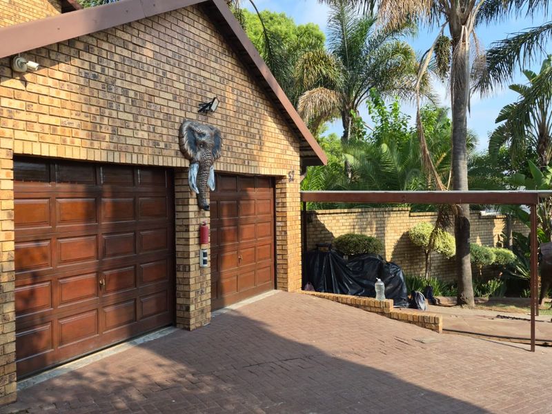 Massive family home with 2 flatlets in die heuwel proper. - Photo 3