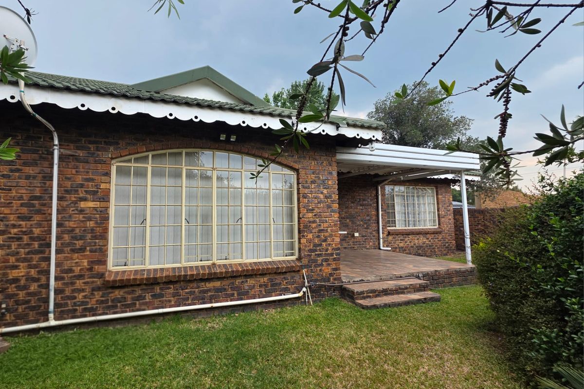 BEAUTIFUL FACEBRICK FULL-TITLE TOWNHOUSE FOR SALE – SASOLBUR - Photo 2