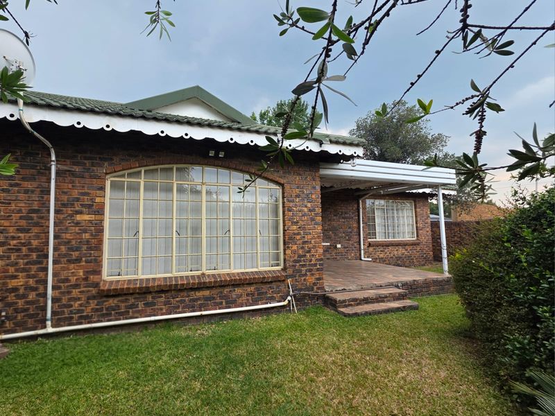 BEAUTIFUL FACEBRICK FULL-TITLE TOWNHOUSE FOR SALE – SASOLBUR - Photo 2