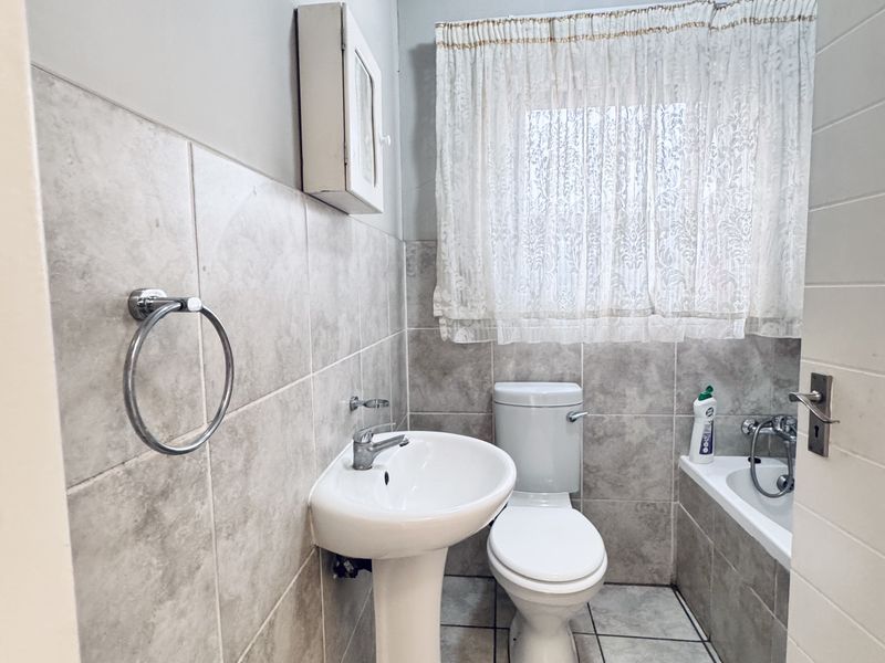 Modern Three Bedroom Family Home in a Peaceful Neighborhood - Photo 10