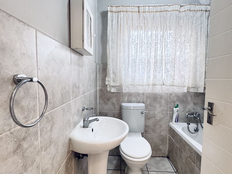 Modern Three Bedroom Family Home in a Peaceful Neighborhood - Photo 9