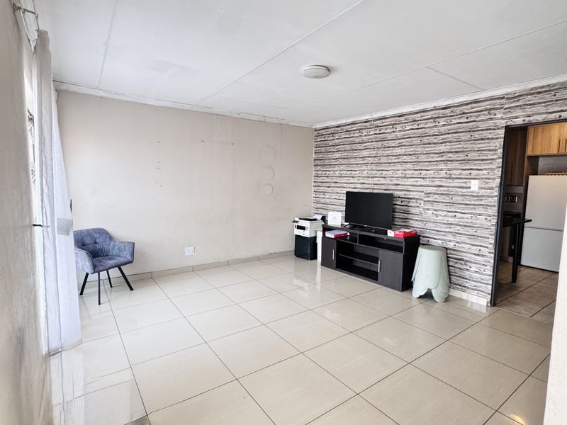 Modern Three Bedroom Family Home in a Peaceful Neighborhood - Photo 8