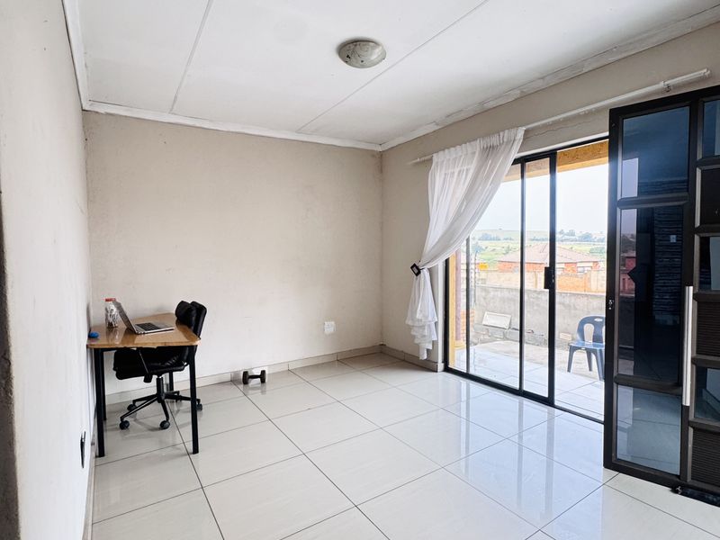 Modern Three Bedroom Family Home in a Peaceful Neighborhood - Photo 7