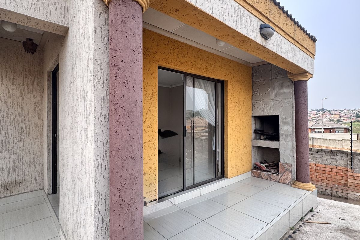 Modern Three Bedroom Family Home in a Peaceful Neighborhood - Photo 2