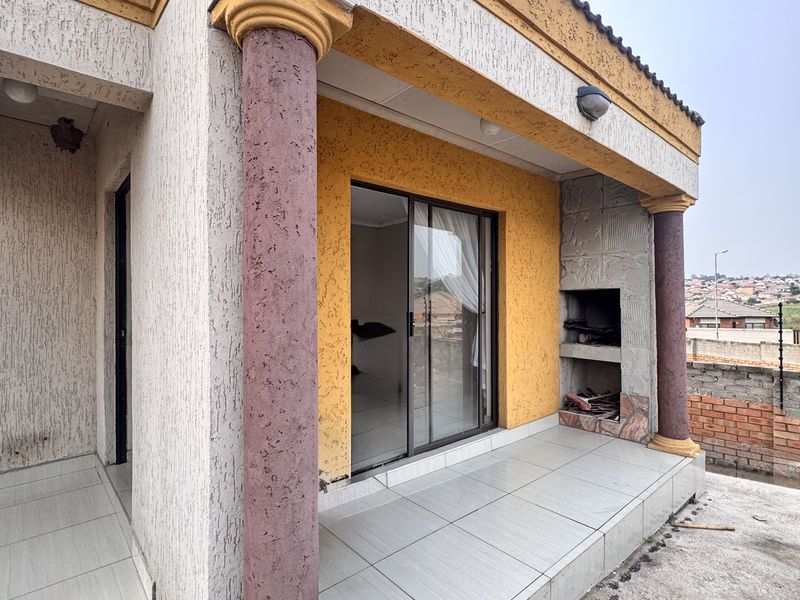 Modern Three Bedroom Family Home in a Peaceful Neighborhood - Photo 2