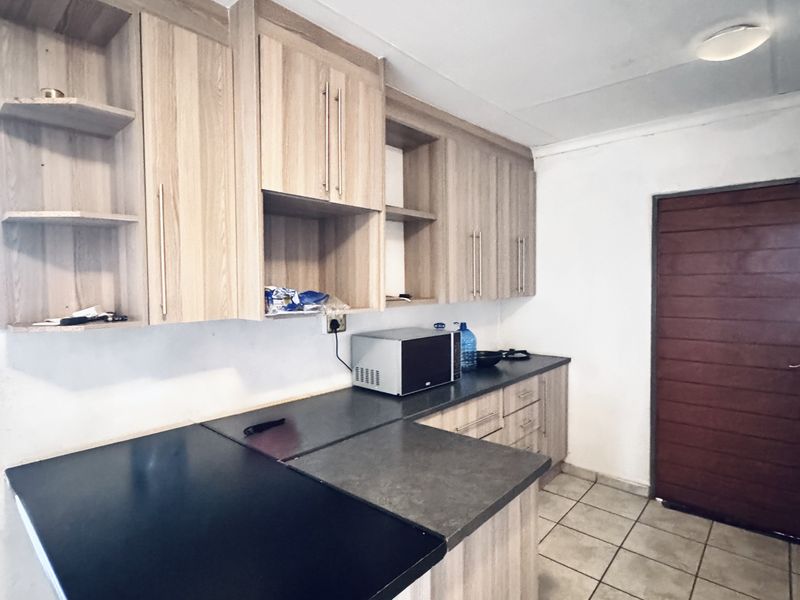 Modern Three Bedroom Family Home in a Peaceful Neighborhood - Photo 6